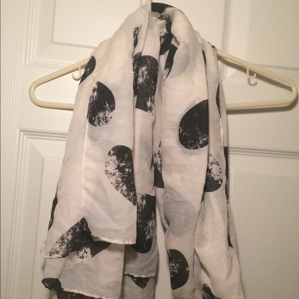 Black and White Heart Print Scarf